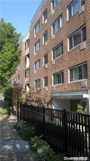 101 Clinton AVE #2M, Mineola, NY 11501