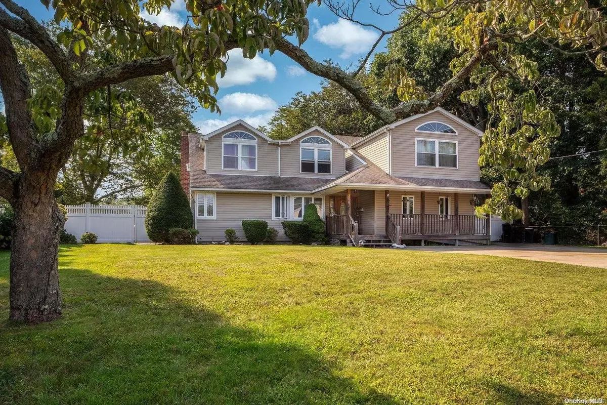 West Islip, NY 11795,308 Higbie LN