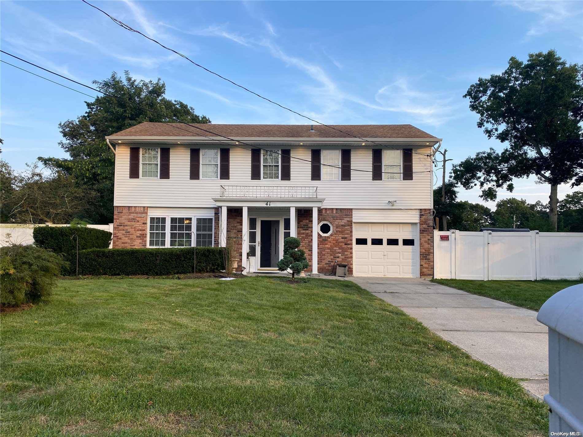 41 Stepney LN, Brentwood, NY 11717