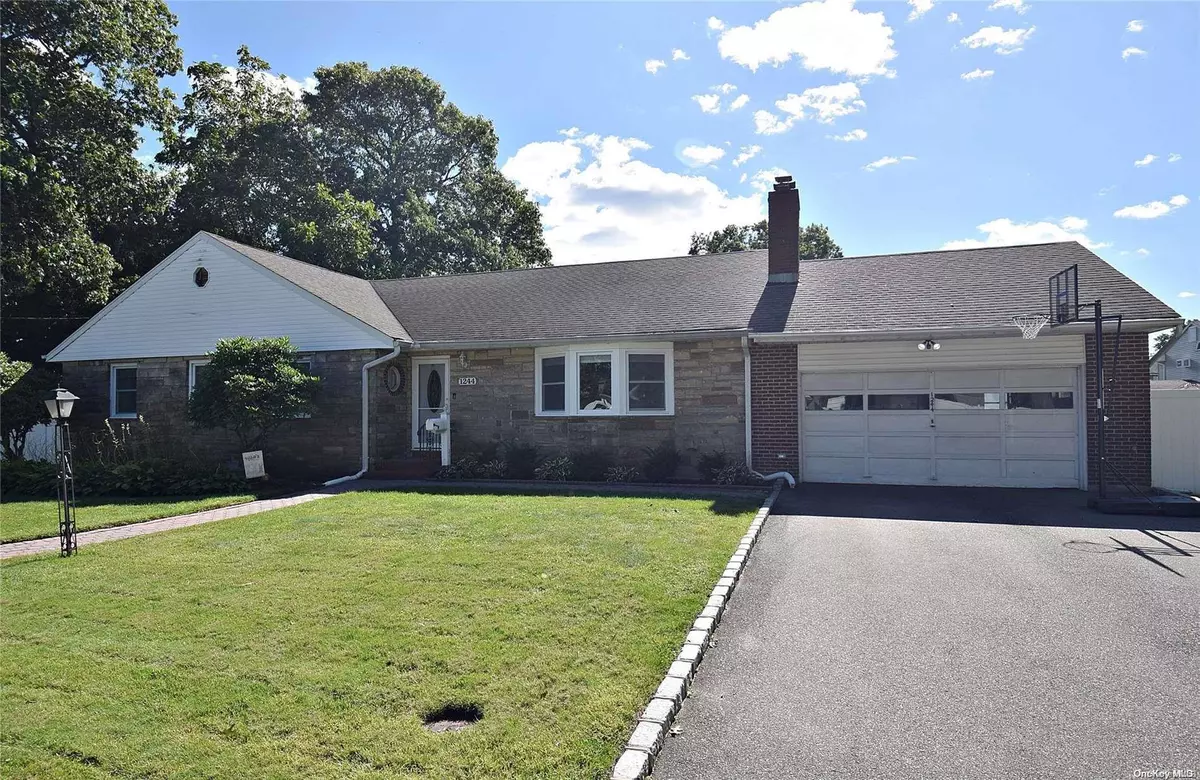 West Islip, NY 11795,1244 Madison AVE