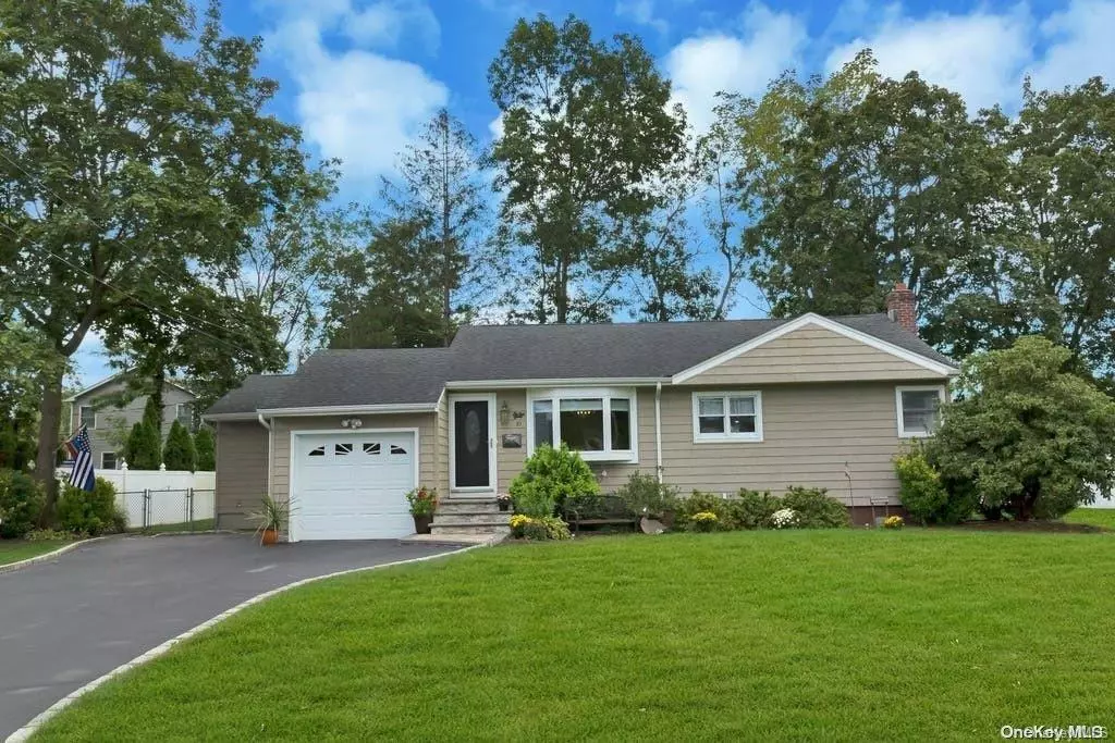 Smithtown, NY 11787,10 Dale LN