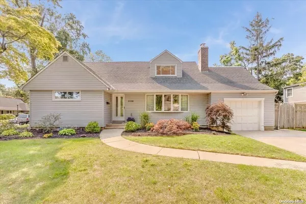 2138 Seneca PL, Merrick, NY 11566