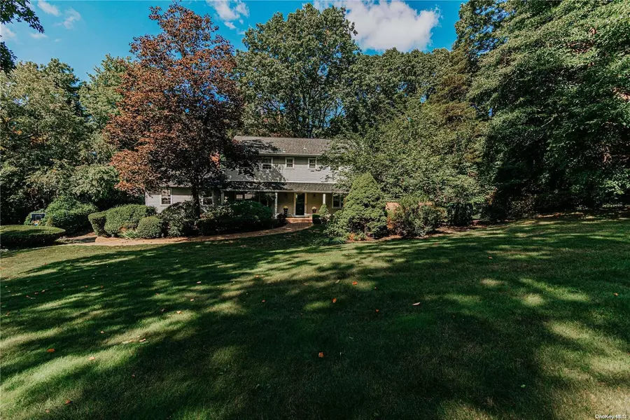 12 Bradshaw LN, Northport, NY 11768