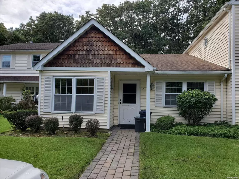 7 Egret PATH #7, Coram, NY 11727