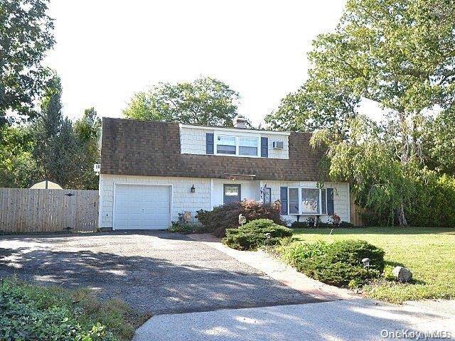 2 Honeysuckle LN, Holtsville, NY 11742