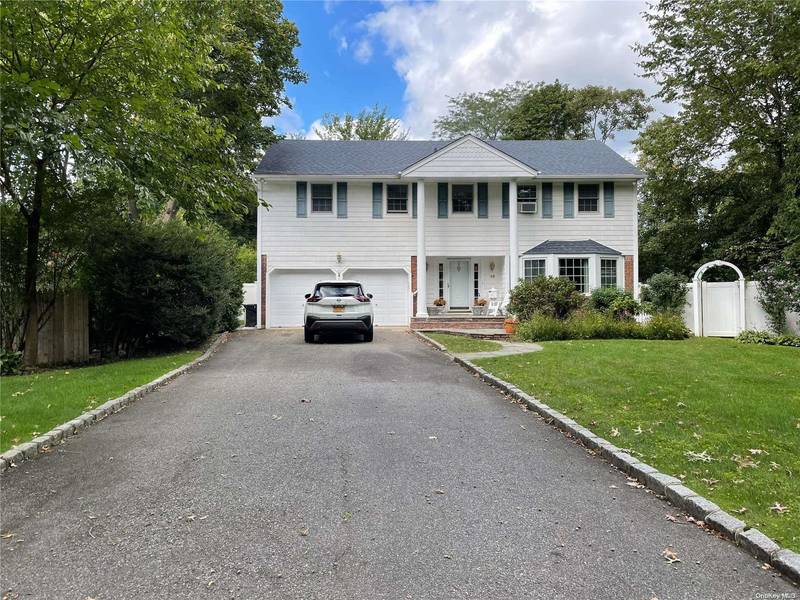 15 Lynwood DR, Westbury, NY 11590