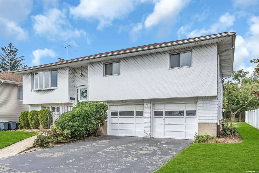 2037 Shaw DR, Merrick, NY 11566