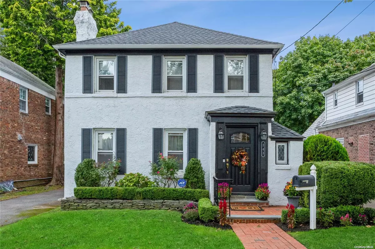 Malverne, NY 11565,243 Rider AVE
