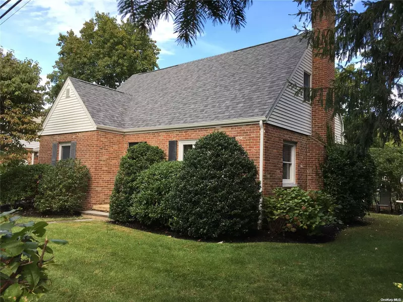 1 Quannacut DR, Bayville, NY 11709