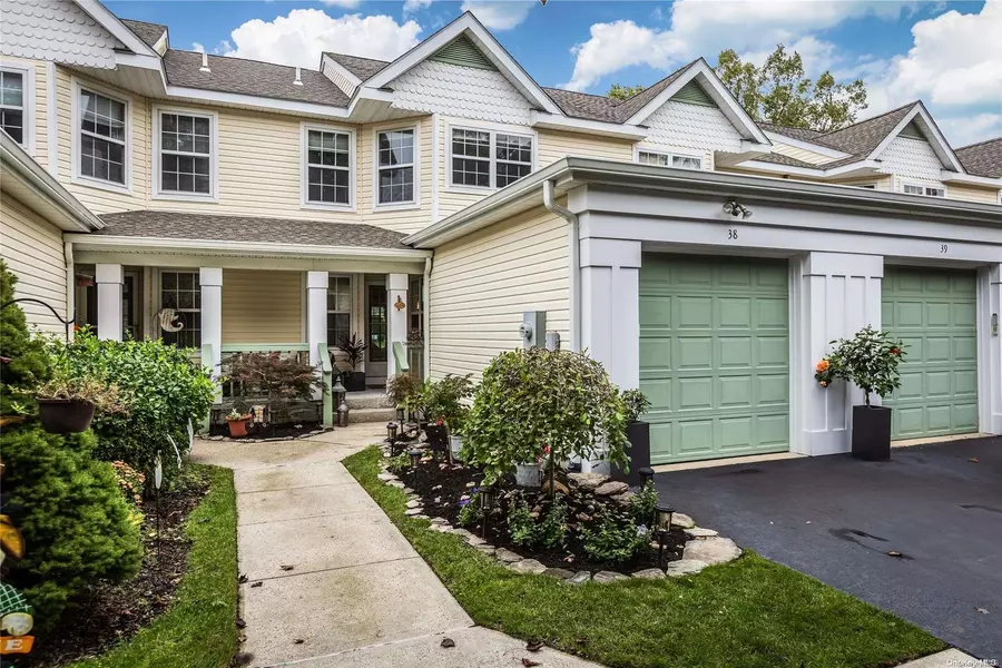 38 Commodore CIR #38, Port Jefferson Station, NY 11776