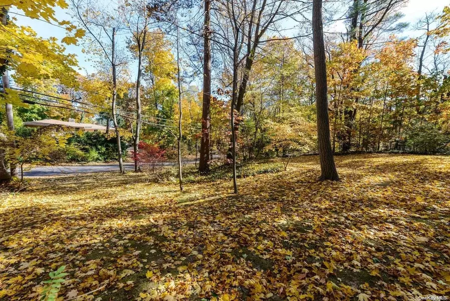 37 The Intervale, Roslyn Estates, NY 11576