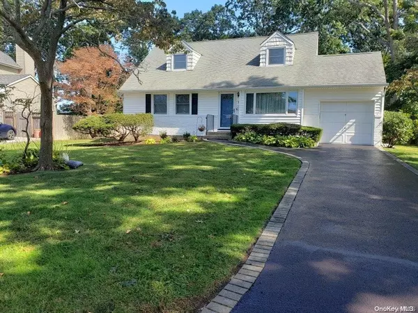 7 Apple LN, Commack, NY 11725