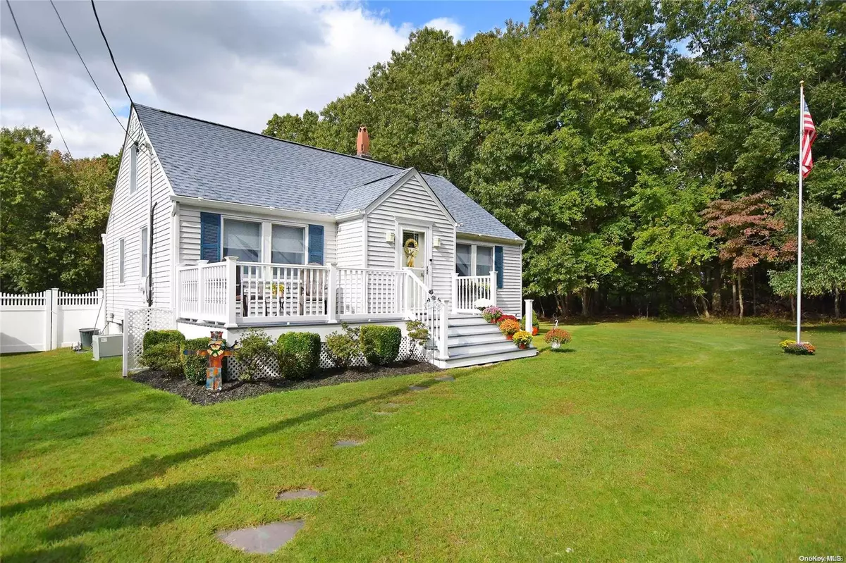 Ridge, NY 11961,90 Sally LN