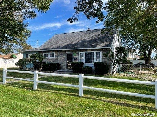 239 Muncy ST, Lindenhurst, NY 11757