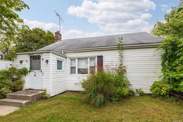 11 Mott PL, Glenwood Landing, NY 11547