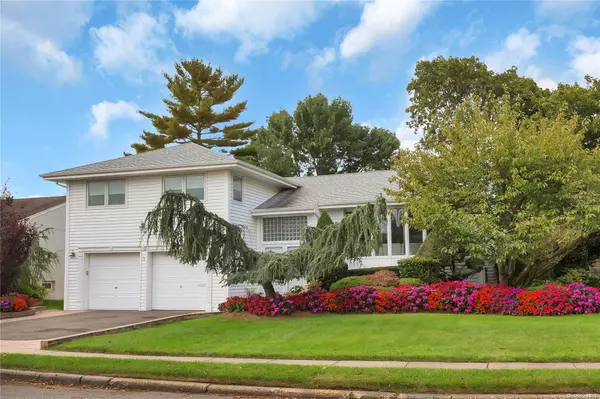 3 S Oaks BLVD, Plainview, NY 11803