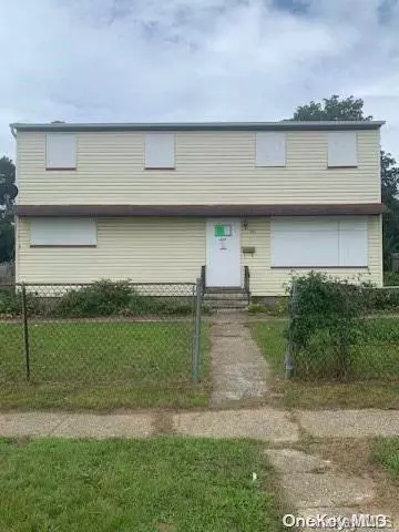 25 Silverpine DR, Amityville, NY 11701