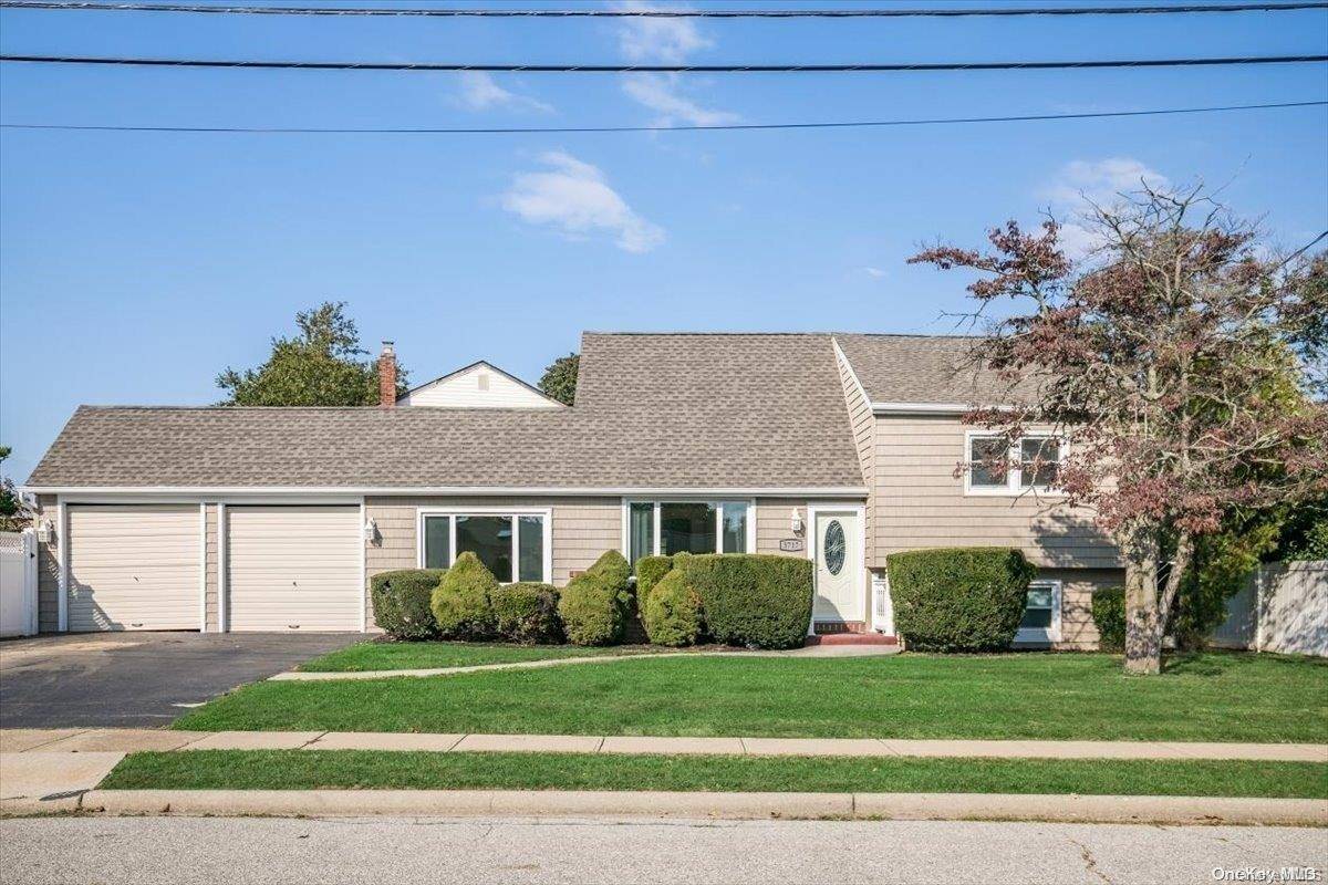3717 Stokes AVE, Bethpage, NY 11714