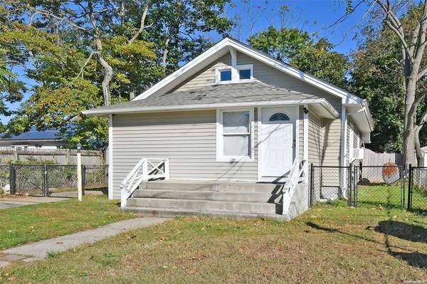 33 S 5th AVE, Brentwood, NY 11717
