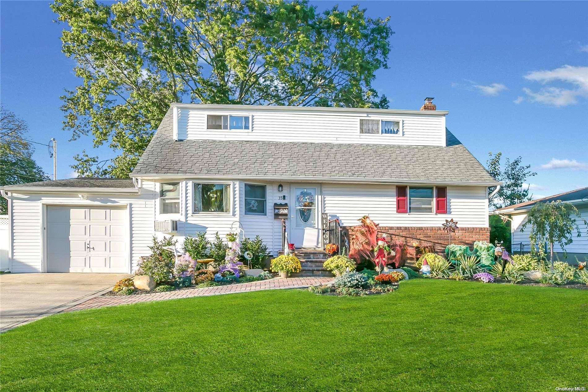 35 Radcliffe AVE, Farmingdale, NY 11735