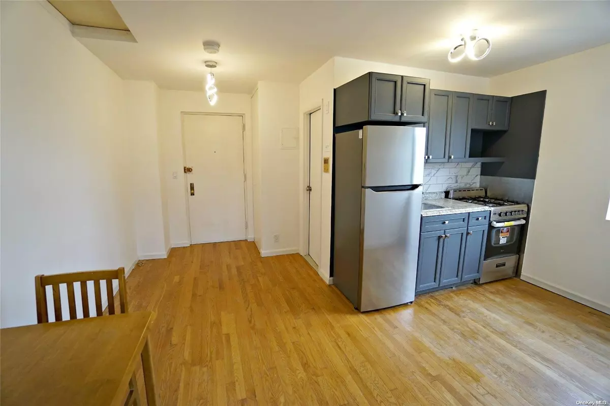 Maspeth, NY 11378,64-49 Perry AVE #8