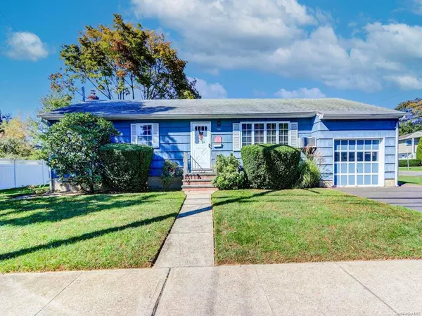 400 Daniel ST, Lindenhurst, NY 11757