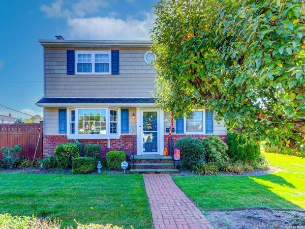 4 Essex LN, Hicksville, NY 11801