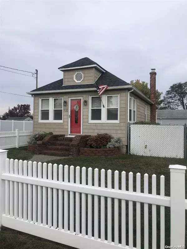 702 S Broadway, Lindenhurst, NY 11757