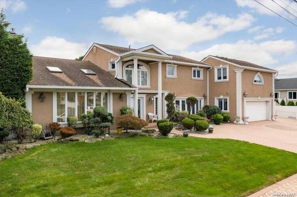 108 Clover DR, Massapequa Park, NY 11762