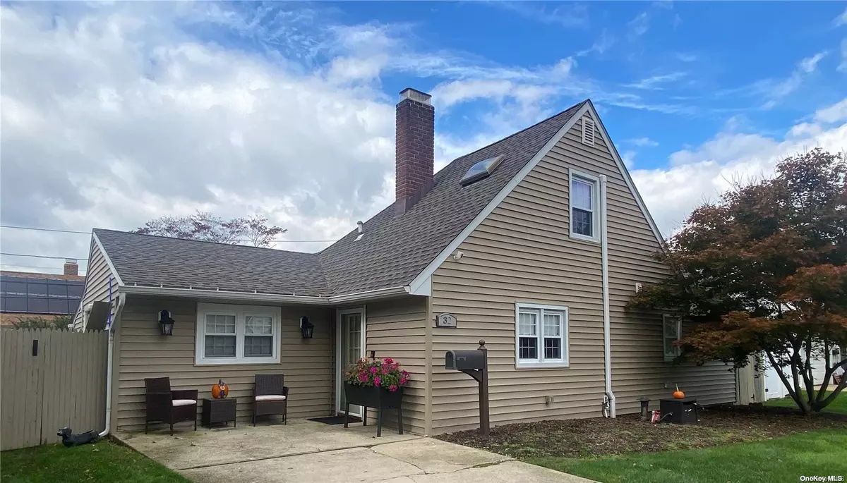 Westbury, NY 11590,32 Forest LN