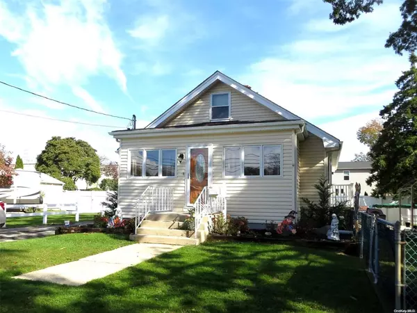176 S 14th ST, Lindenhurst, NY 11757
