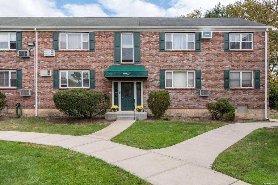 1061 Fenwood DR #4, Valley Stream, NY 11580