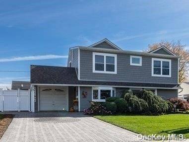 35 Martin LN, Westbury, NY 11590