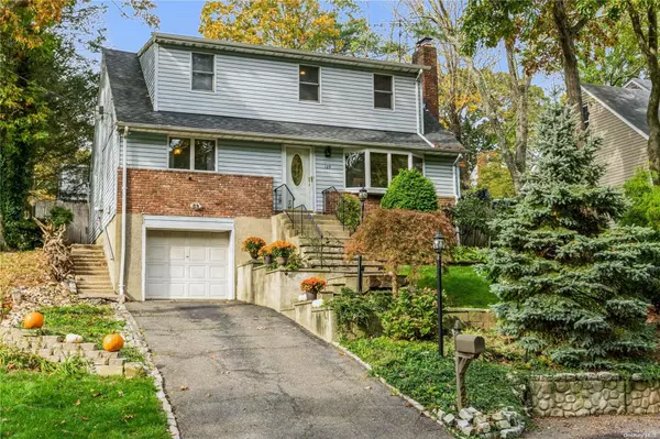 129 W Rogues PATH, Huntington, NY 11743