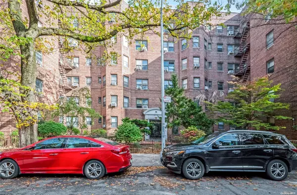 61-41 Saunders ST #A15, Rego Park, NY 11374