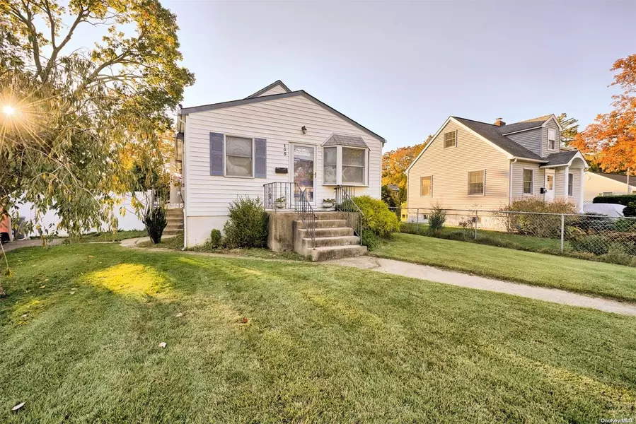 105 Trouville RD, Copiague, NY 11726