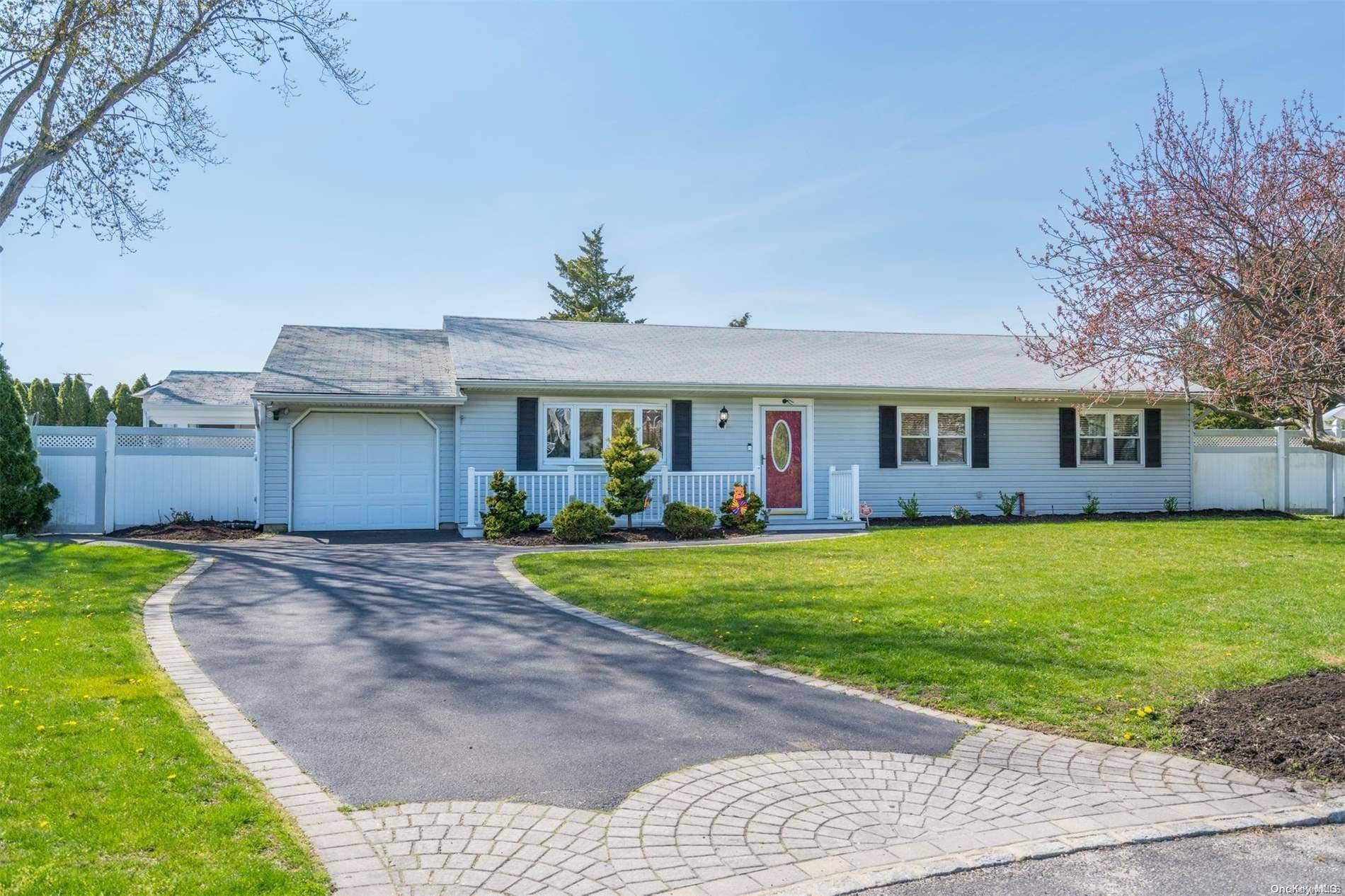1 Park CT, Smithtown, NY 11787