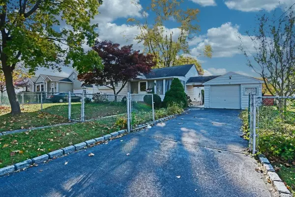 28 E. Maple ST, Central Islip, NY 11722