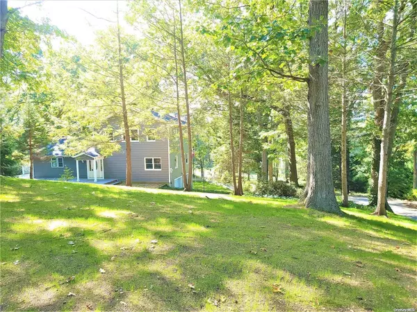 16 Fieldview DR, Fort Salonga, NY 11768