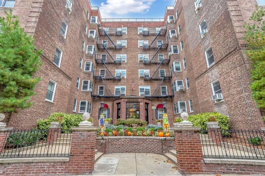 99-45 67 RD #111, Forest Hills, NY 11375