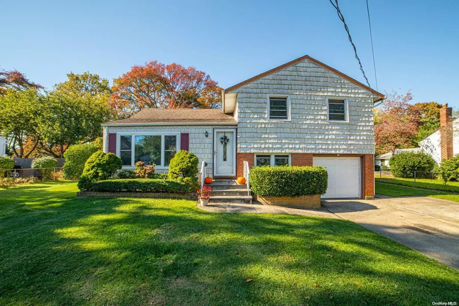 718 Tanglewood RD, West Islip, NY 11795