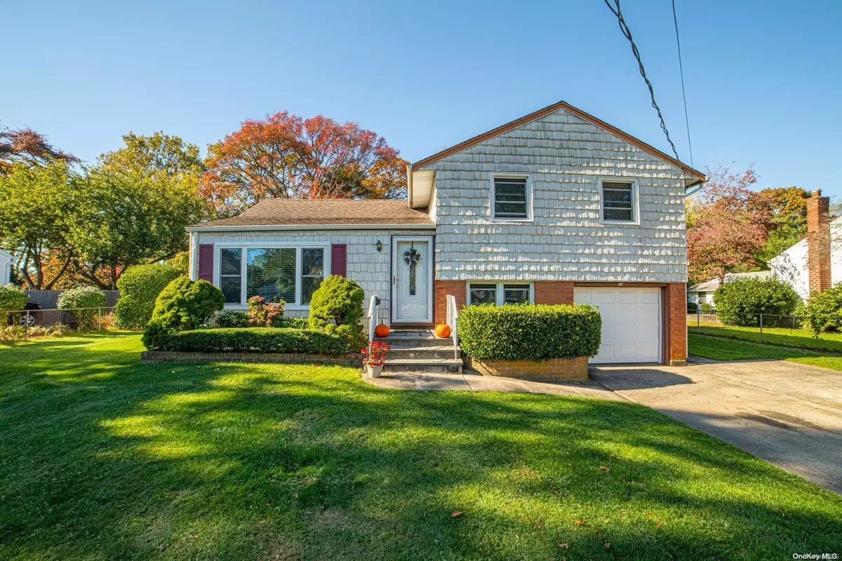 West Islip, NY 11795,718 Tanglewood RD