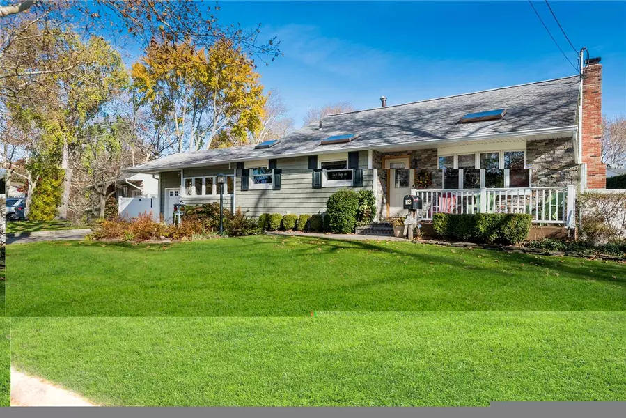 19 Royal LN, Northport, NY 11768