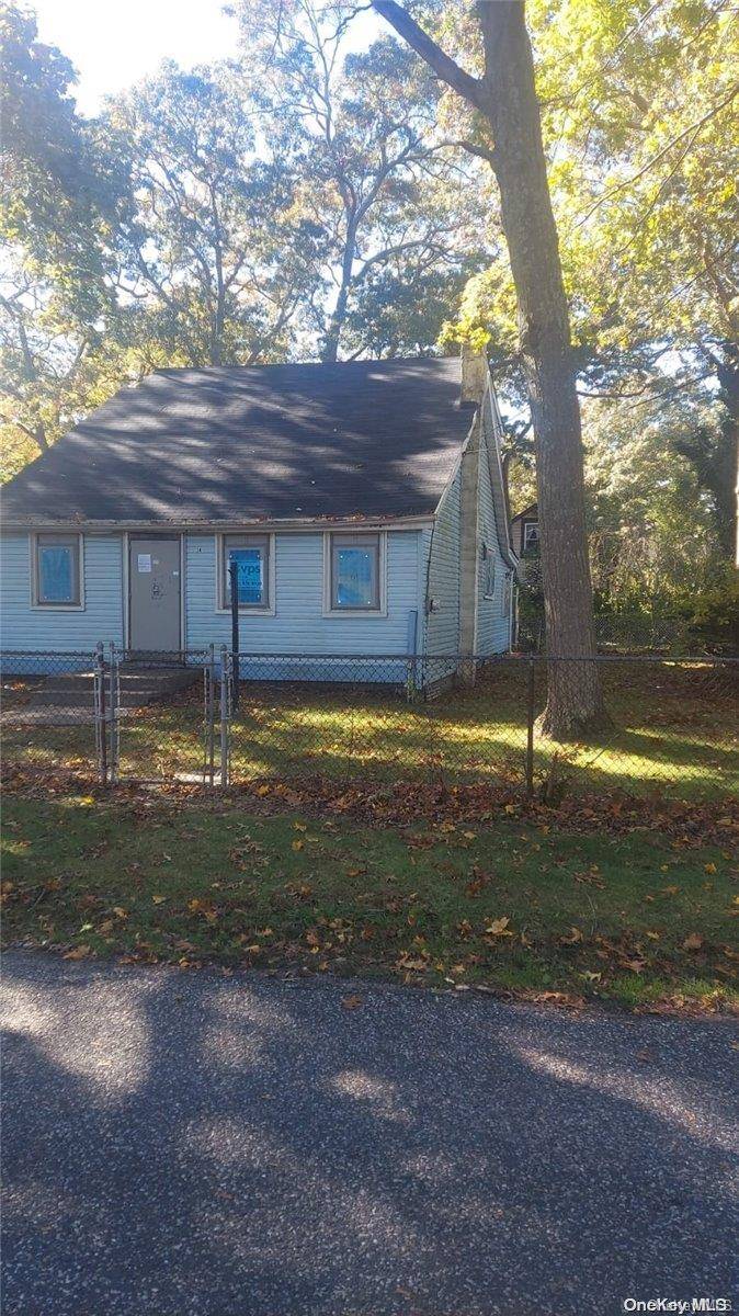 34 Vernon AVE, Mastic, NY 11950