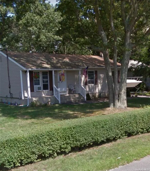 165 Parkwood DR, Shirley, NY 11967