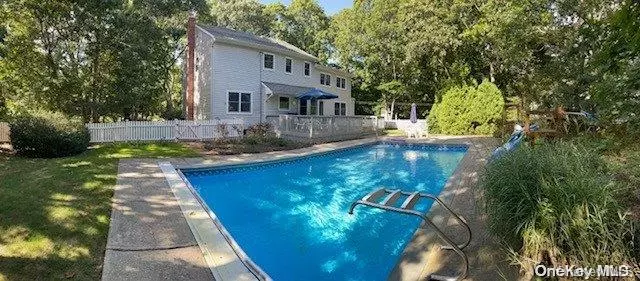 7 Flocee PL, Hampton Bays, NY 11946