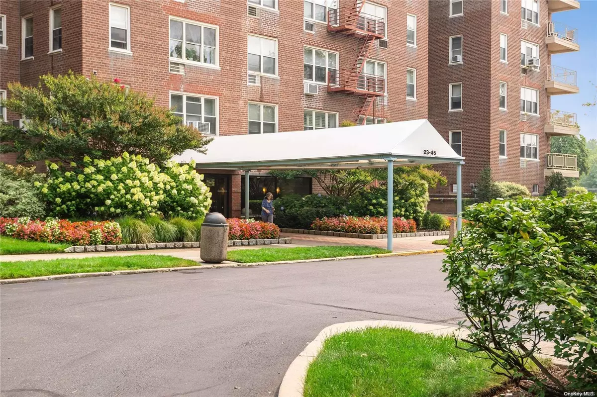 Bayside, NY 11360,23-25 Bell BLVD #6E