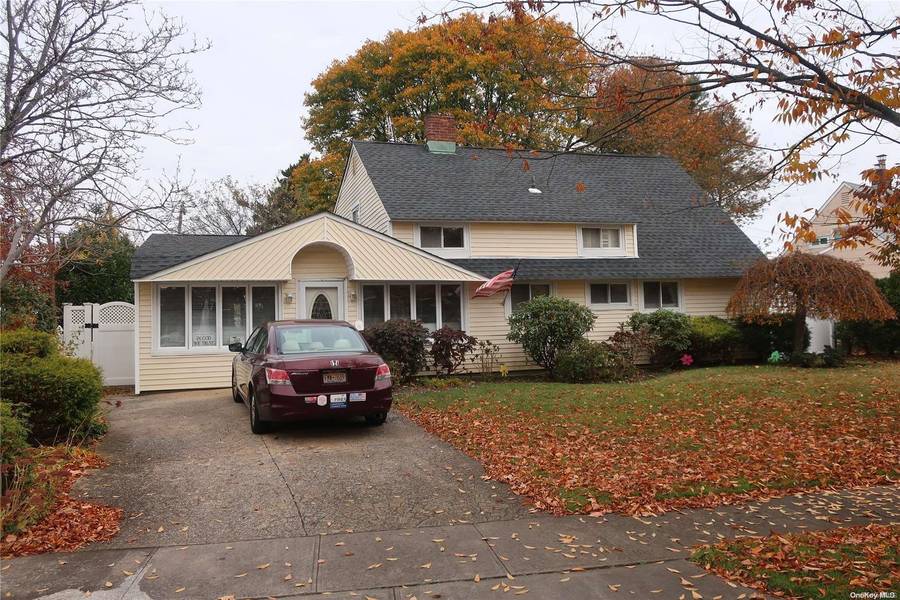 11 Basket LN, Hicksville, NY 11801