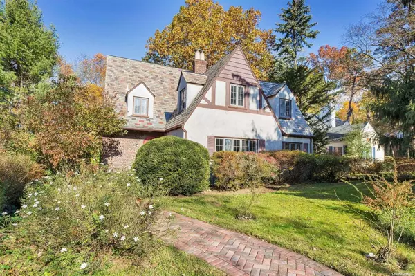 37 Beacon Hill RD, Port Washington, NY 11050