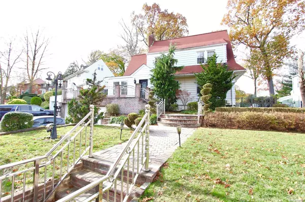 Little Neck, NY 11362,4932 Annadale Ln